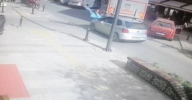 Dalgınlığının bedelini ağır ödedi, çarpan otomobille hastanelik oldu