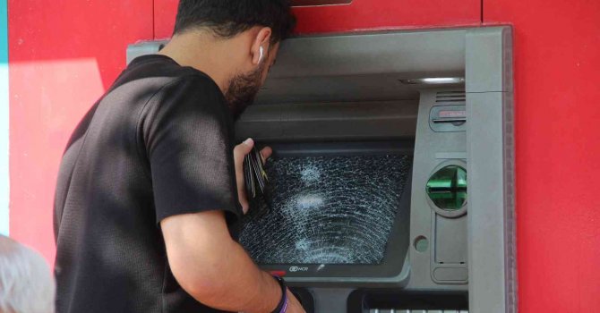 Para çekmeye gelenler ATM’lerin parçalanmış camlarıyla karşılaştı