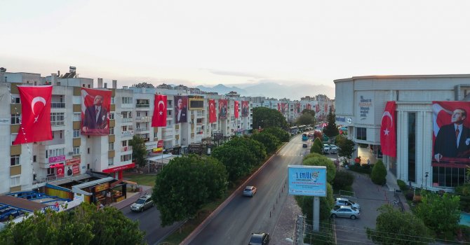Tekelioğlu Caddesi bayraklarla donatıldı