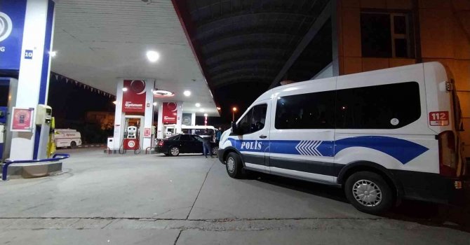 Kar maskeli kişiler akaryakıt istasyonuna silahlı saldırı düzenledi: 2 yaralı