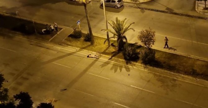 Otomobilin çarptığı scooterdaki iki genç ağır yaralandı