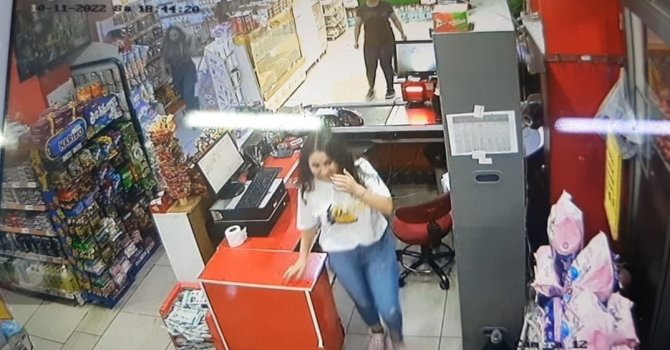 Deprem sırasındaki panik anı marketin güvenlik kamerasına yansıdı