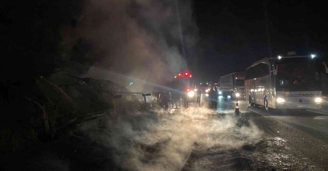 Otoyolda tır alev alev yandı