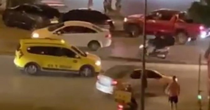 Gençlerin yumruklu kavgası anbean görüntülendi