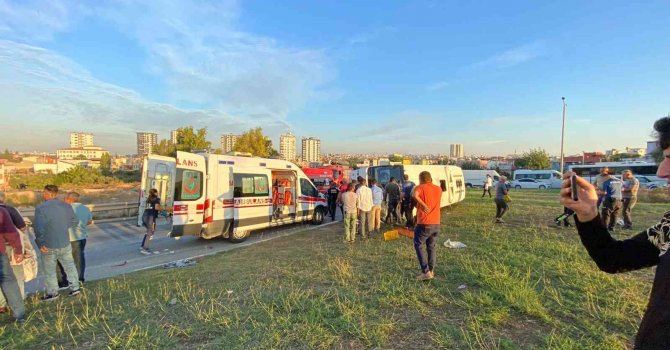 Adana’da işçileri taşıyan midibüs devrildi: 16 yaralı