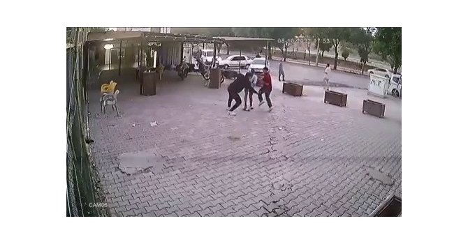 Barışmak için buluştuğu arkadaşını tabancayla vurduğu anlar kamerada