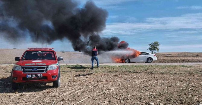 Yanan aracı orman ekibi söndürdü