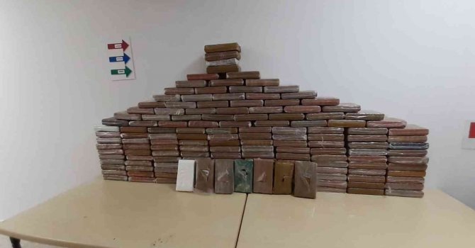 Deniz yüzeyinden paketlerle uyuşturucu sevkiyatına şafak operasyonu