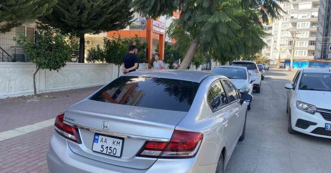 Ukraynalı çiftin araçta bulunan gözlükleri çalındı