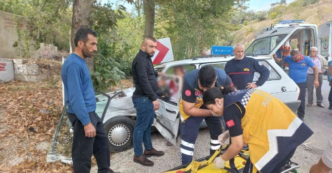 Yolcu minibüsü ile otomobil çarpıştı: 2 yaralı