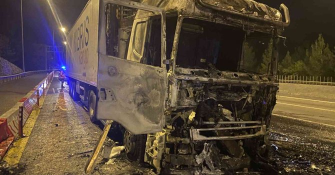 Otoyolda yanan TIR hurdaya döndü