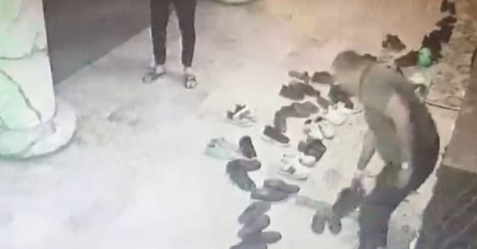 Terlikle geldiği camiden 3 bin liralık ayakkabı ile ayrıldı