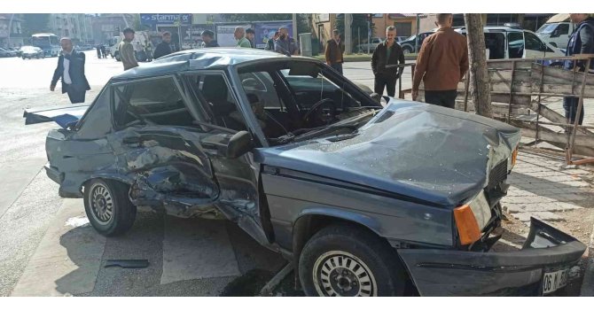 Otomobiller kavşakta çarpıştı: 3 yaralı