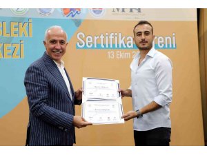 Simülatörlü vinç operatörlüğü eğitimini tamamlayanlar sertifikalarını aldı