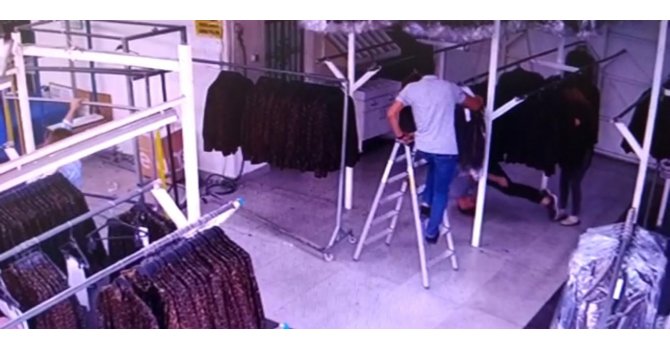 Boynunun üstüne düşen genç hayatını kaybetti