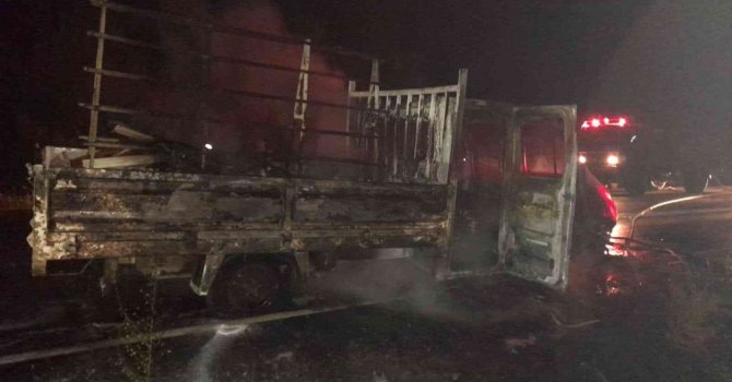 Antalya’da seyir halindeki kamyonet yandı