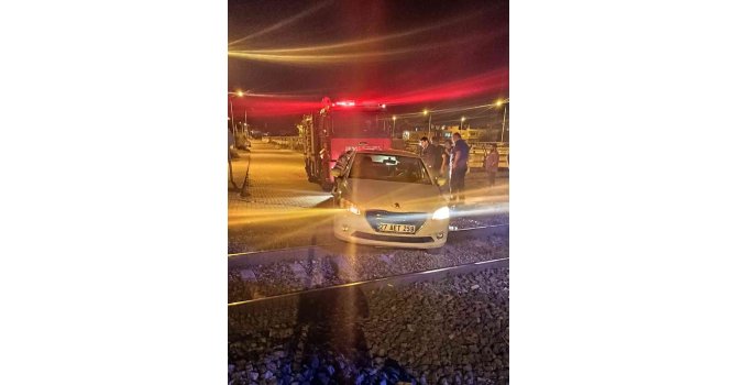 Hatay’da otomobil tren raylarına takıldı