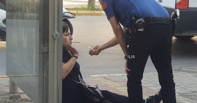 Polisin elindeki bıçağı alıp sakinleştirdiği kadın, çantasından ikinci bıçağı çıkardı