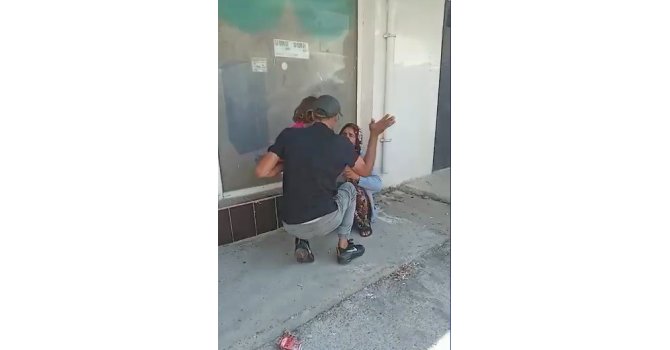 Dilendirdiği karısından parayı alamayınca çocuğunun önünde tekme tokat dövdü