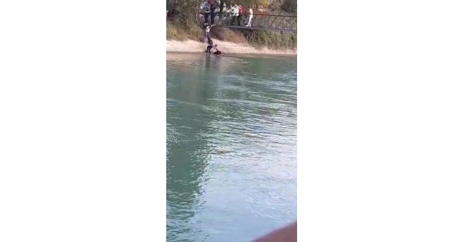 Sulama kanalına düşen kadını vatandaşlar kurtardı