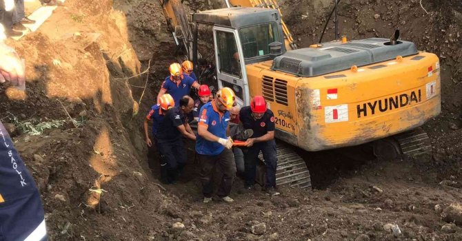 Define aramak için kazdıkları toprağın altında kalan gencin cesedine ulaşıldı