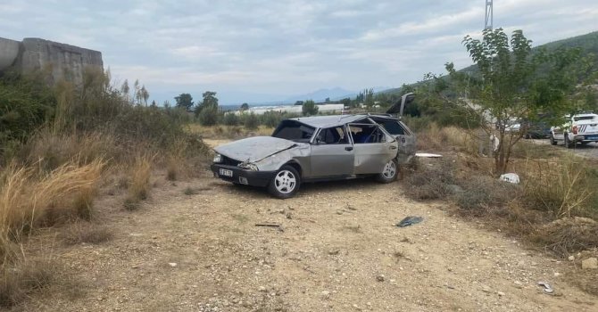 Serik’te kaza: Anı istikamete giden iki otomobil çarpıştı, 3 kişi yaralandı