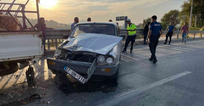 Kasaları almak için duran kamyonete otomobil çarptı: 1 yaralı