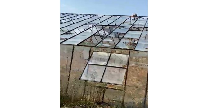 Antalya’da dolu cam seralara zarar verdi