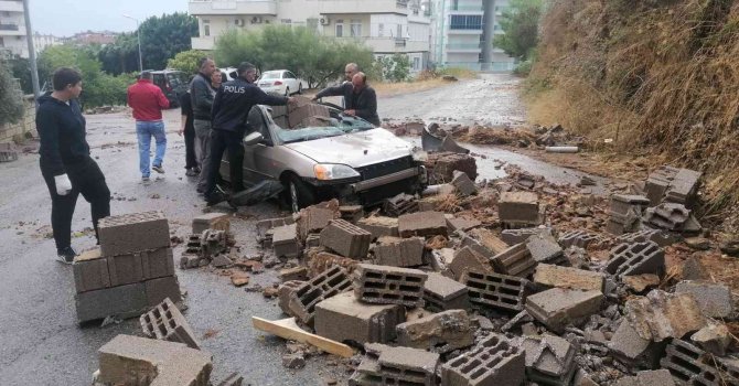 Yağmur sebebiyle yıkılan istinat duvarı otomobili hurdaya çevirdi