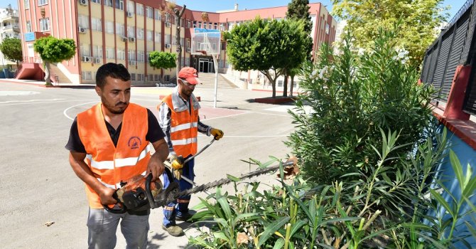 Muratpaşa’dan okullarda peyzaj çalışması
