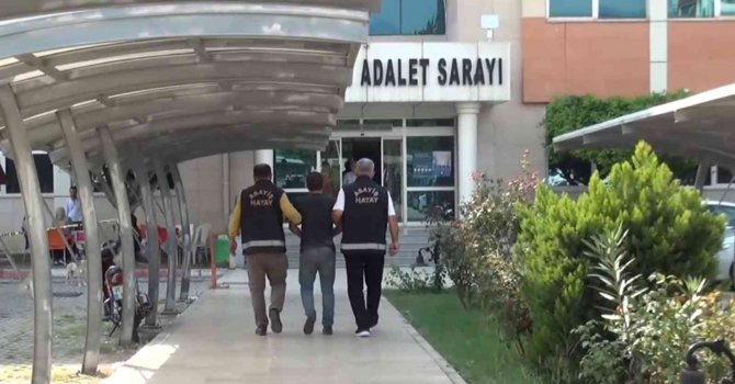 Kuyumcudan çaldığı altın ve paralarla yakalandı