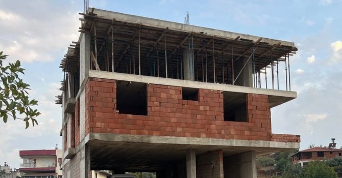 İnşaattan düşen işçi kaldırıldığı hastanede hayatını kaybetti