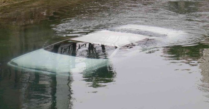 Adana’da otomobil sulama kanalına düştü, sürücü halatla kurtarıldı