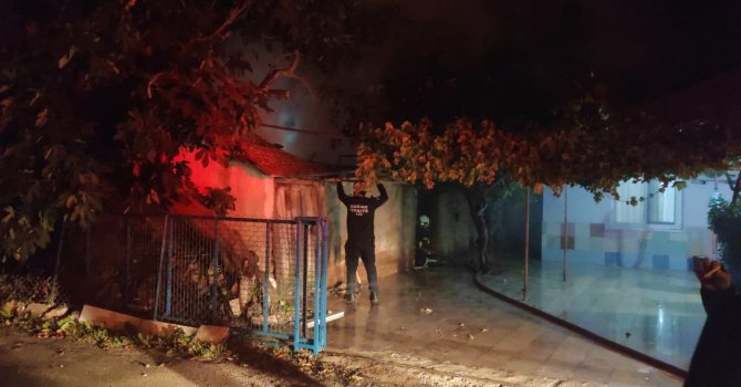 Bucak’ta ağıl yangını korkuttu