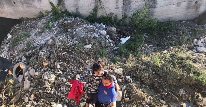 Derede mahsur kalan çocukların yardımına itfaiye yetişti