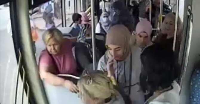 Halk otobüsünde fenalık geçiren kadının imdadına şoför yetişti