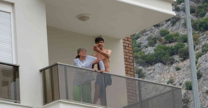 Balkonda annesini alıkoyup polise ecel terleri döktüren şahsa 7 günlük ev hapsi