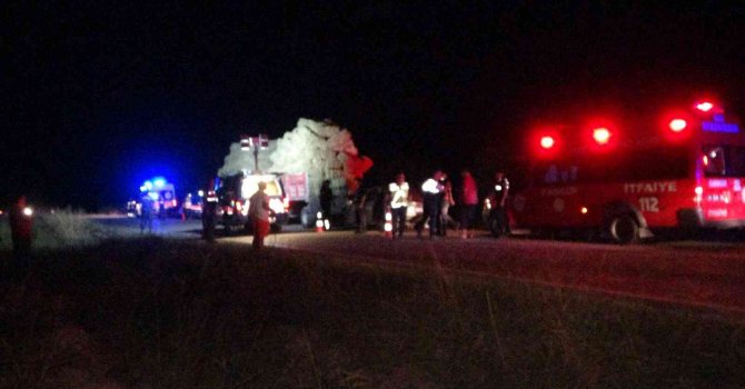 Traktör ile otomobil çarpıştı: 1 ölü, 2 yaralı