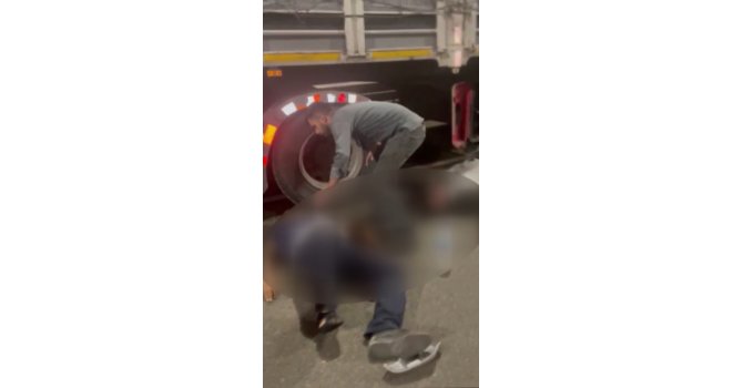 Lastik değiştiren tır sürücülerine otomobil çarptı: 4 yaralı