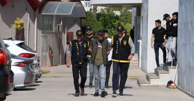 Otomobilden tabanca çıktı, zanlılar “başkasının” dedi