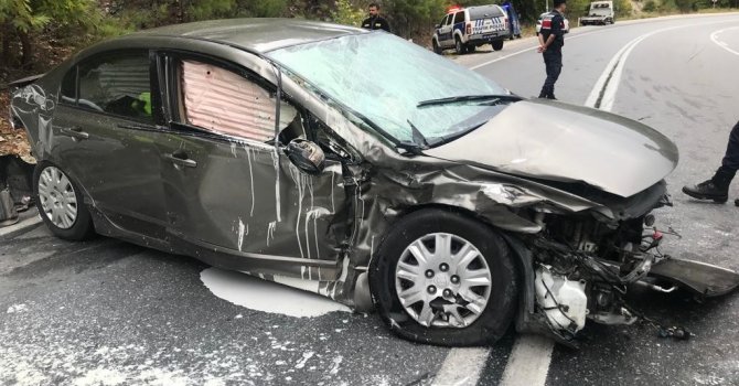 Antalya’da 2 araç çarpıştı: 3 yaralı