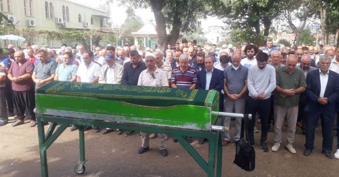 Kızları yaralı kurtulmuştu... Römorka çarpan otomobil sürücüsü toprağa verildi.