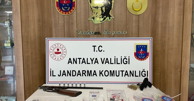 Antalya’da 9 ayrı adrese eşzamanlı ‘Narko-Şok’ baskını: 17 gözaltı