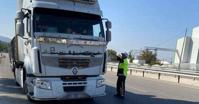Burdur’da trafik denetiminde sürücülere ceza yağdı