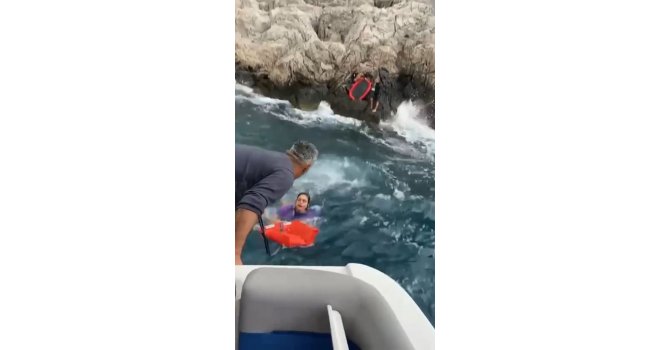 Tekneleri alabora oldu, kayalıklarda mahsur kaldılar