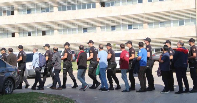FETÖ operasyonunda gözaltına alınan 102 şüpheli adliyeye sevk edildi