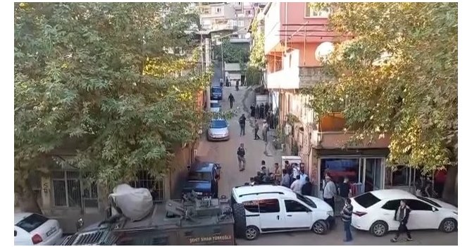 Polisleri yaralayan şüphelileri darp edilmekten yine polis kurtardı