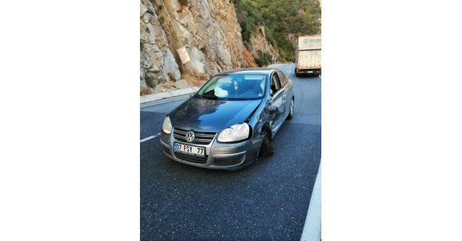 Hatalı sollama yapan otomobil kamyonla çarpıştı: 2 yaralı