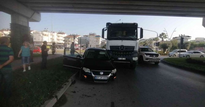 Kamyonun çarptığı otomobil, kaldırım ile kamyon arasında sıkıştı