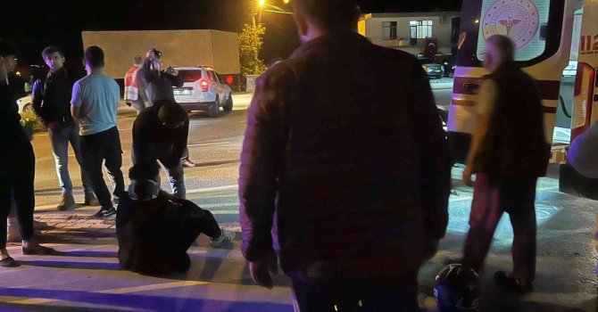 Otomobille motosiklet çarpıştı: 2 yaralı